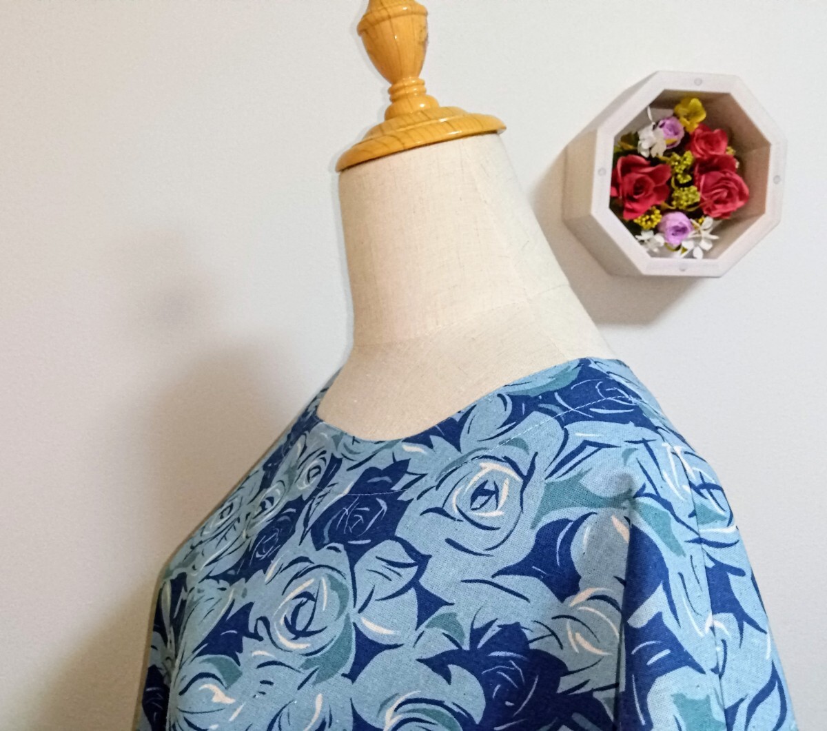 ローズ ワンピース 半袖 YUWA*綿麻シーチング*SWANY ブルー系 ソフト加工 ドルマンスリーブ ゆったり Aライン 薔薇 バラ ハンドメイド?