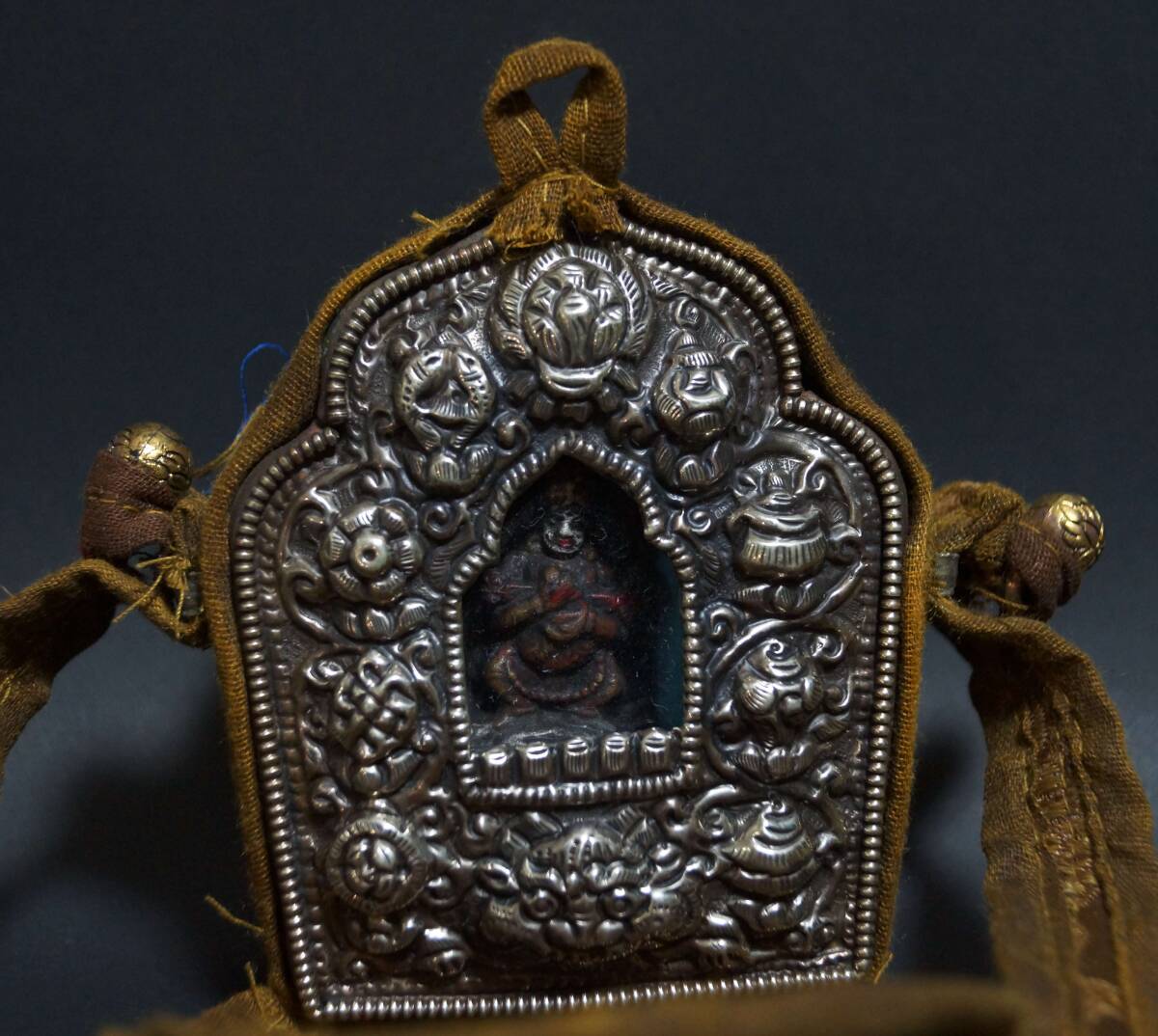 オールドチベット ガウ 携帯祭壇 『財神』仏像 窓銀製装飾手造り打出し装飾 閑】オールドチベット ガウ 携帯祭壇 『財神』仏像 窓銀製装飾