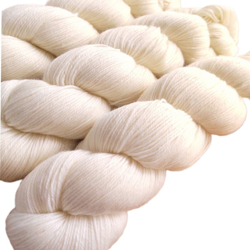 Loyalyarns 染色用毛纟　4ply ウール75%　ナイロン25%