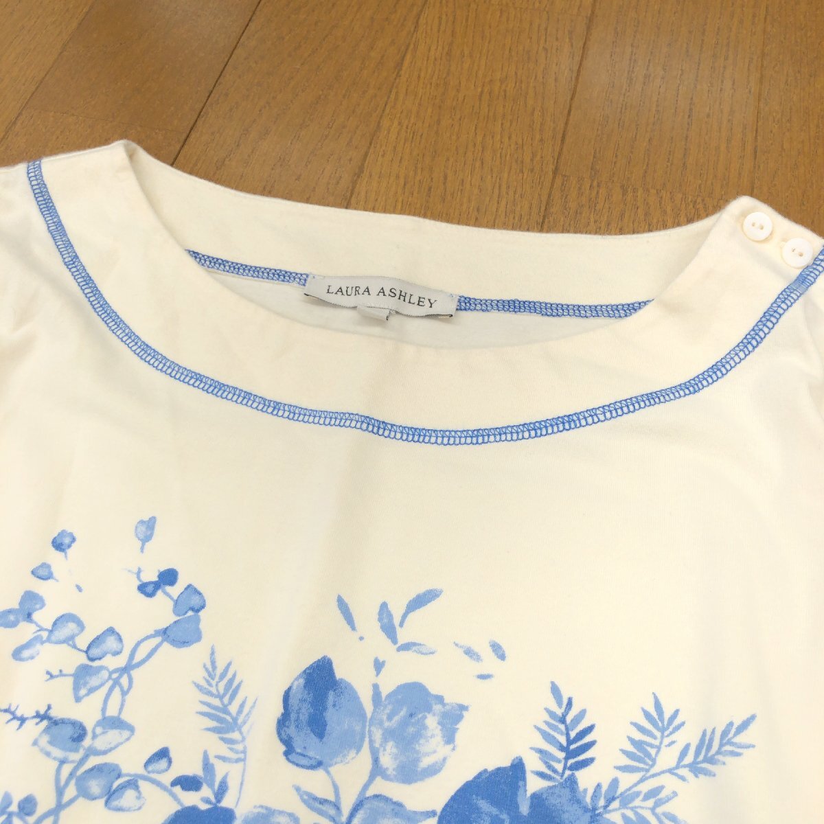 美品 LAURA ASHLEY ローラアシュレイ オープンネック ストレッチ カットソー M アイボリー フラワープリント ロンT Tシャツ レディース