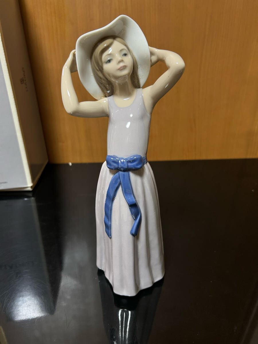 B8 LLADRO/リヤドロ 『若草色の少女』 フィギュリン なびかせて