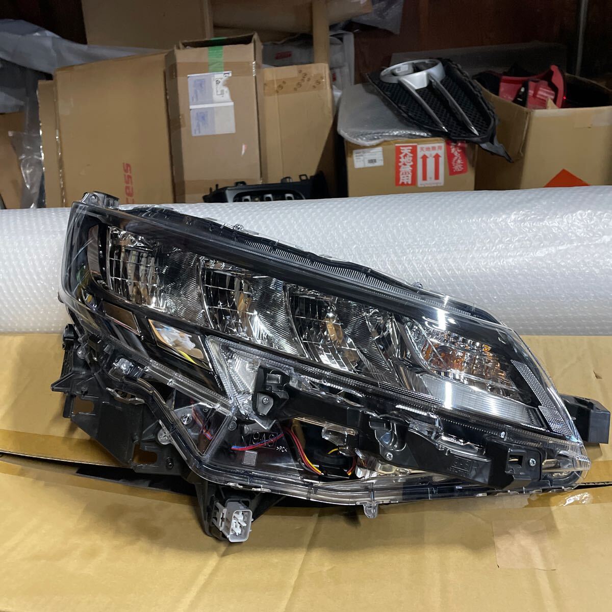 トヨタ ノア ZWR90W 純正 LED 右 ヘッドライト_画像1