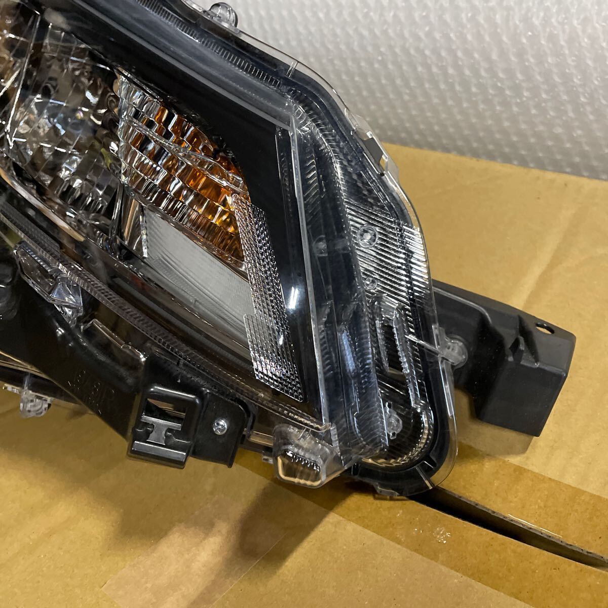 トヨタ ノア ZWR90W 純正 LED 右 ヘッドライト_画像2