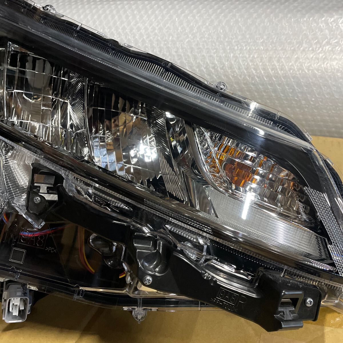 トヨタ ノア ZWR90W 純正 LED 右 ヘッドライト_画像3