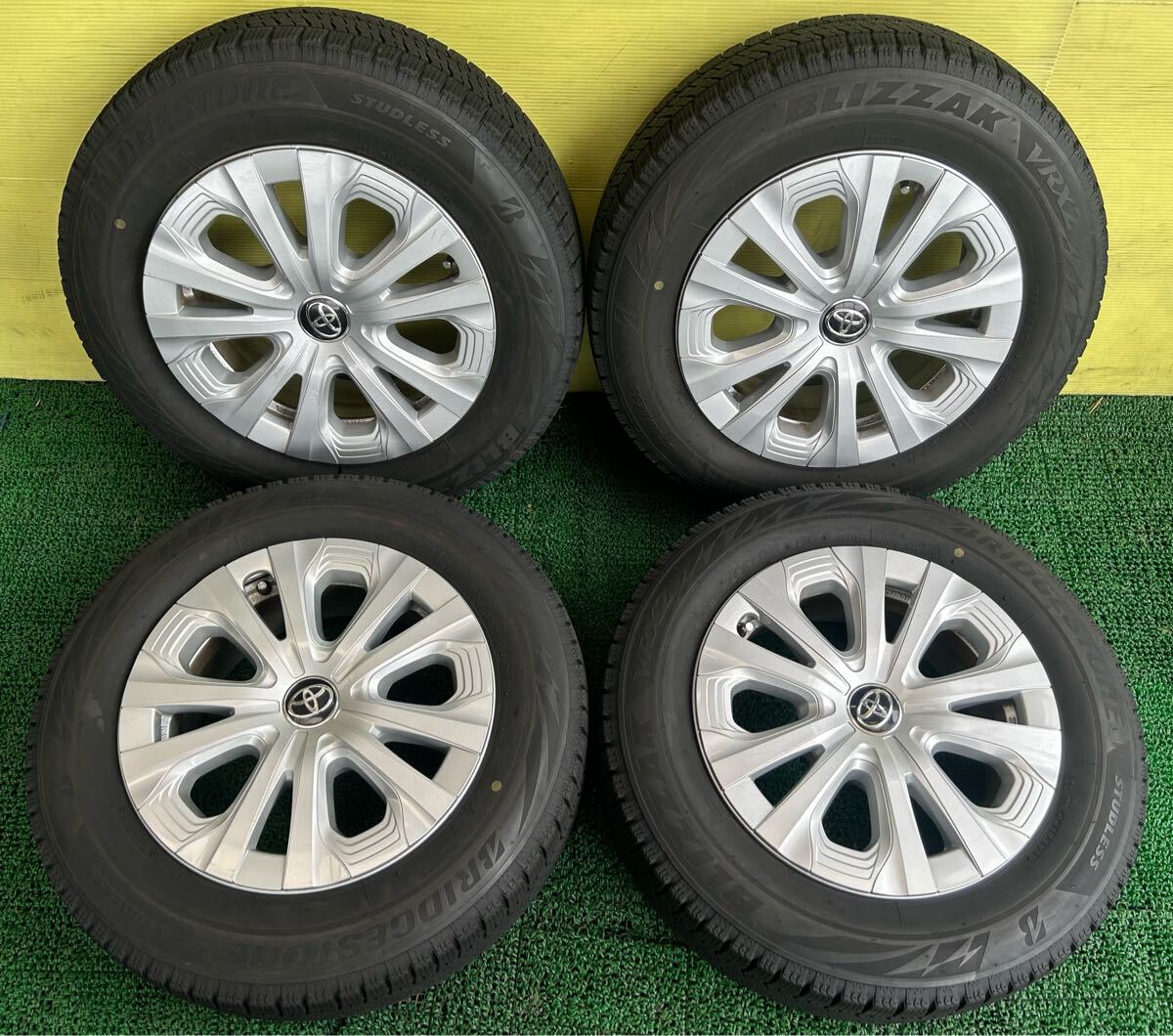 195/65R15 2021年スタッドレス ブリヂストン タイヤ アルミセット トヨタ純正 5穴 PCD100ET+40 15×6.5Jハブ54mmプリウス カローラスポーツ_画像1