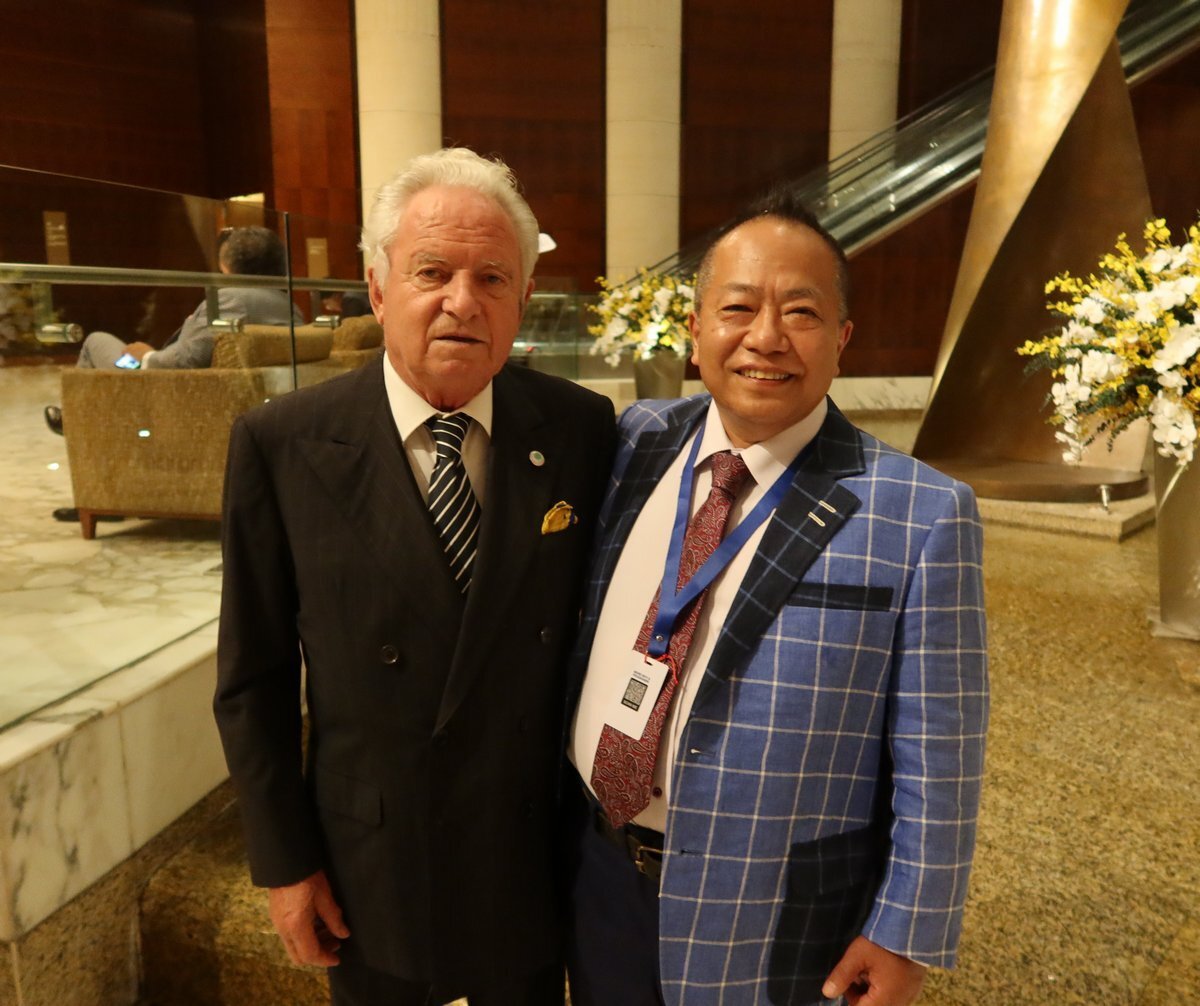 ●ゼニアのオーダーメイド用スーツ生地「アメージング」?究極のストレッチ生地?チャコールグレーに上品過ぎる掠り風(fēng)チェック?長さ3.3m