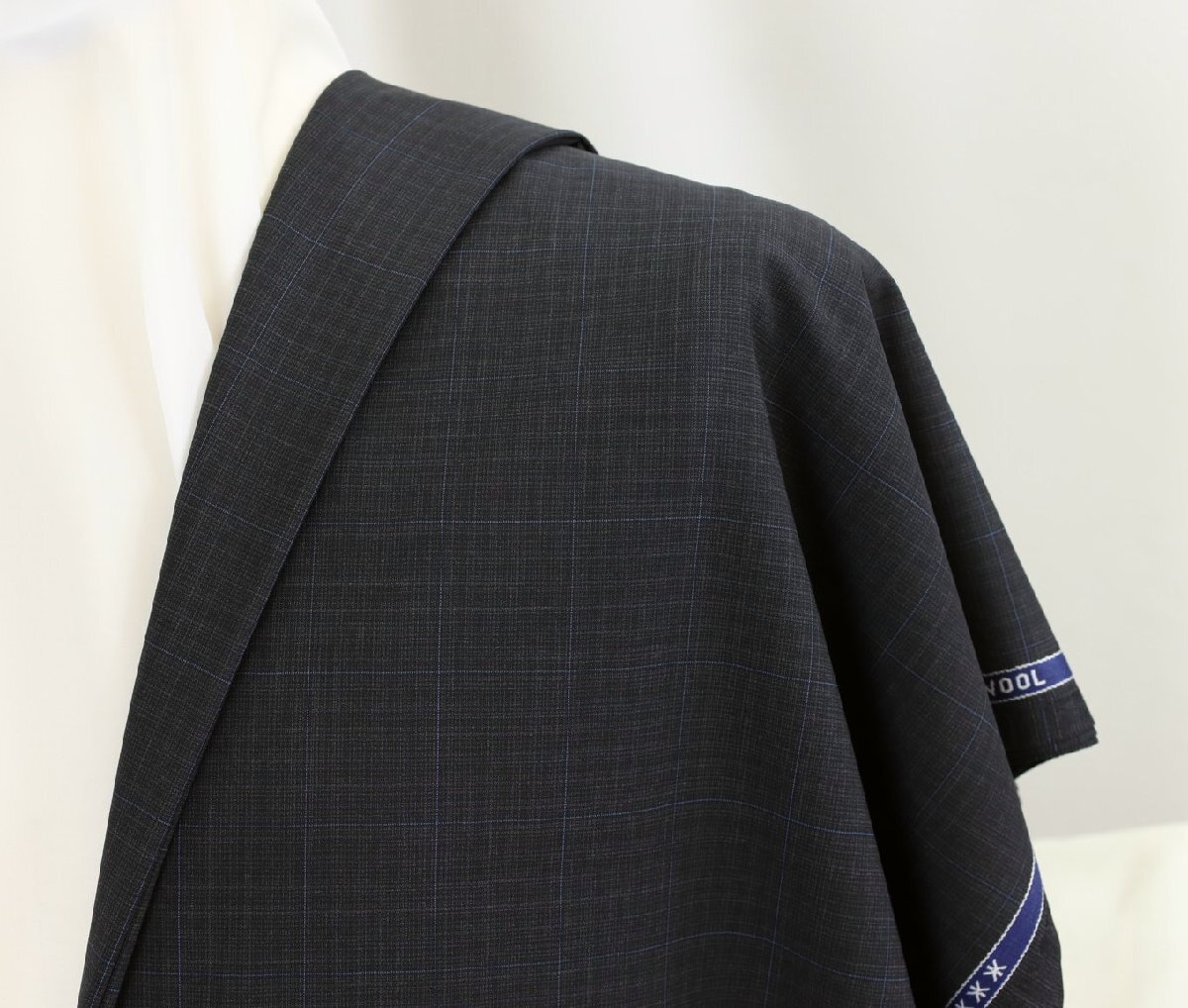 ●ゼニアのオーダーメイド用スーツ生地「アメージング」?究極のストレッチ生地?チャコールグレーに上品過ぎる掠り風(fēng)チェック?長さ3.3m