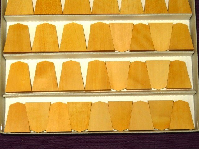 ▲「富士駒の会」監修/島黄楊「斑入柾目系」将棋駒木地▲