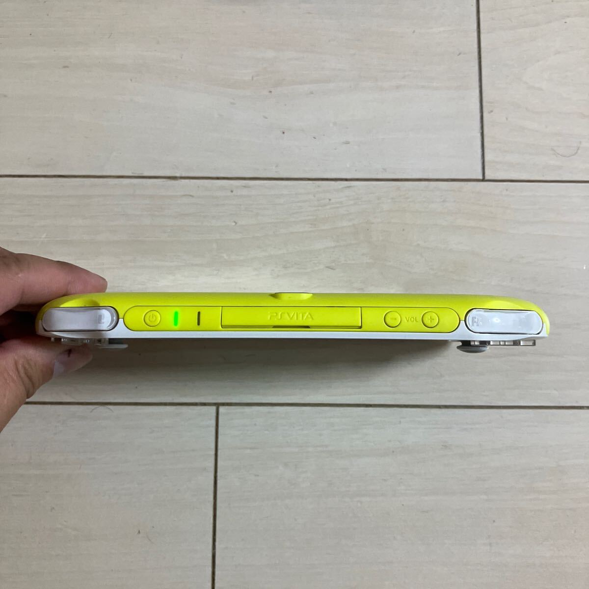 SONY PSVITA PCH-2000 ZA13 1GB 本体 wifi 動作品 初期化 ソニー