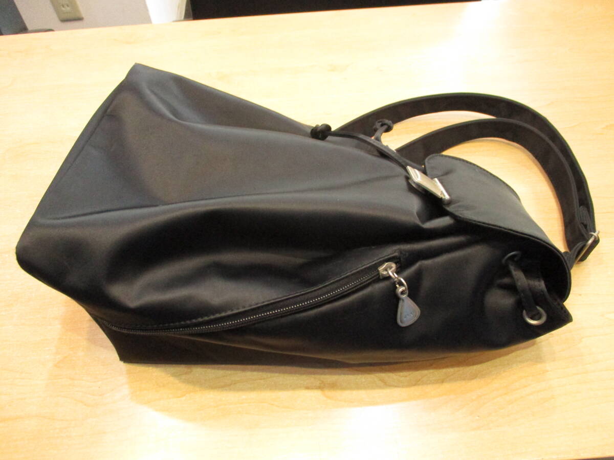 DKNY ダナキャランニューヨーク ナイロン 巾著 ワンショルダー ボディ バッグ 無地 ブラック シルバーカラー 金具 鞄 カバン USED品