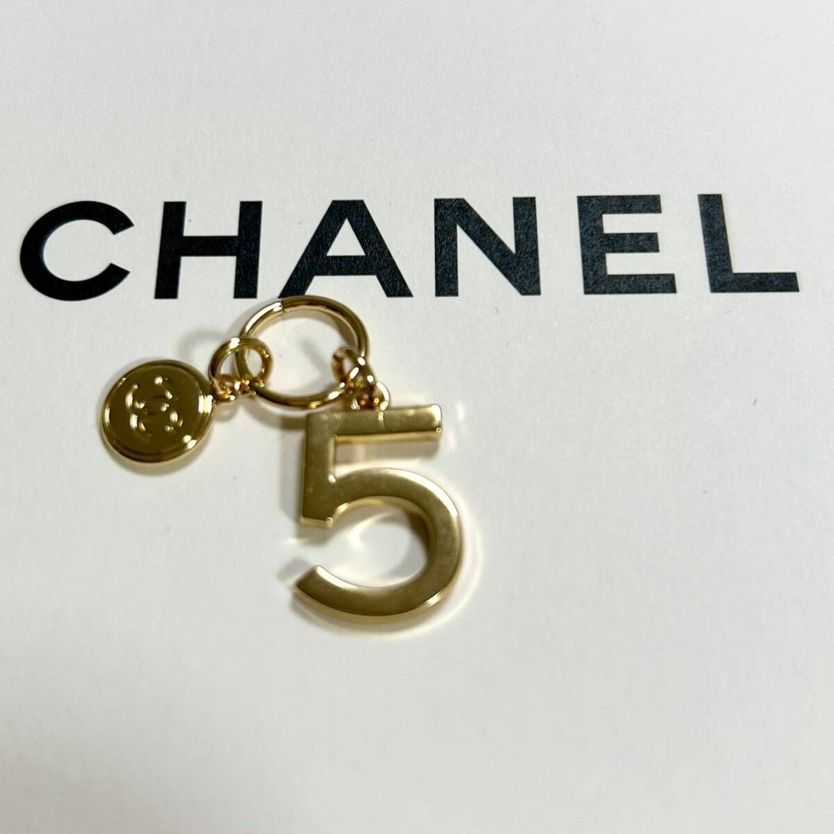CHANEL　ホリデー限定 NO.5 ロゴ　チャーム ノベリティー