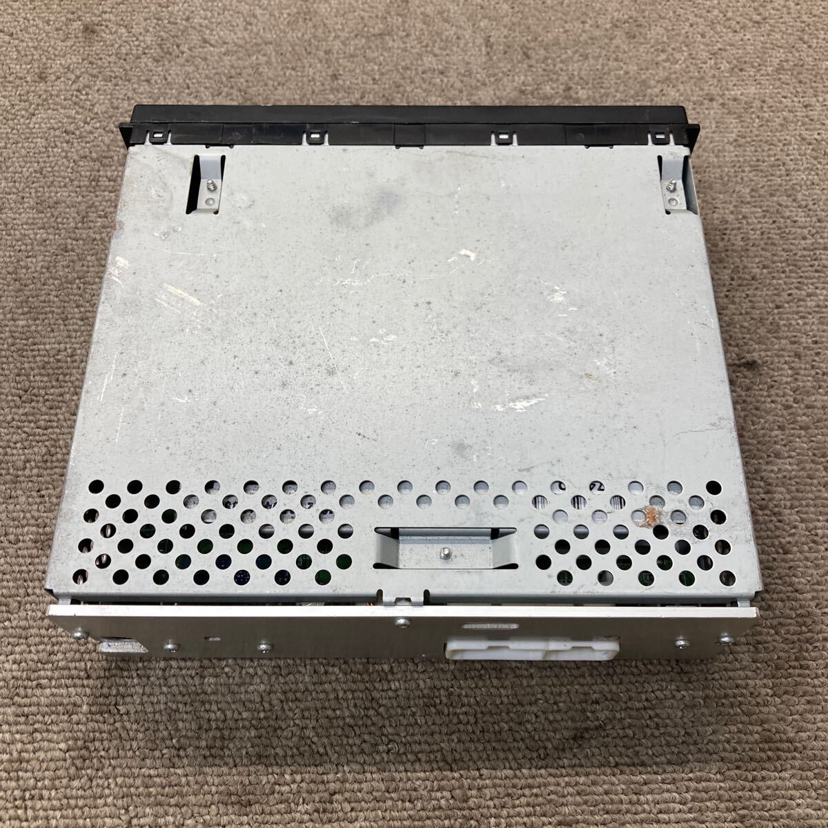 AV5-605 激安 カーステレオ DAIHATSU 86180-B5050 530319637 CDプレーヤー FM/AM オーディオ 本体のみ 簡易動作確認済み 中古現状品_画像8