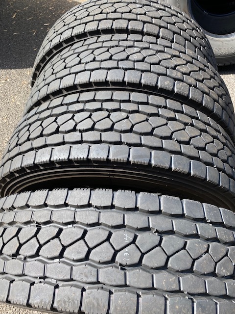 ☆激安中古☆275/80R22.5 ブリヂストンタイヤ　M801（オールシーズン）　4本セット！　☆大型サイズ☆　②
