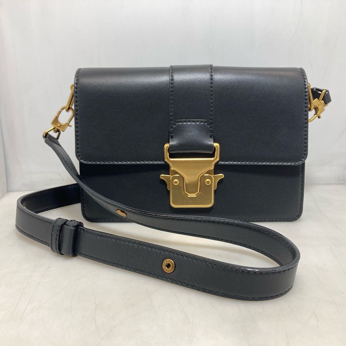 54-20 美品 チャールズアンドキース ショルダーバッグ フェイクレザー ブラック