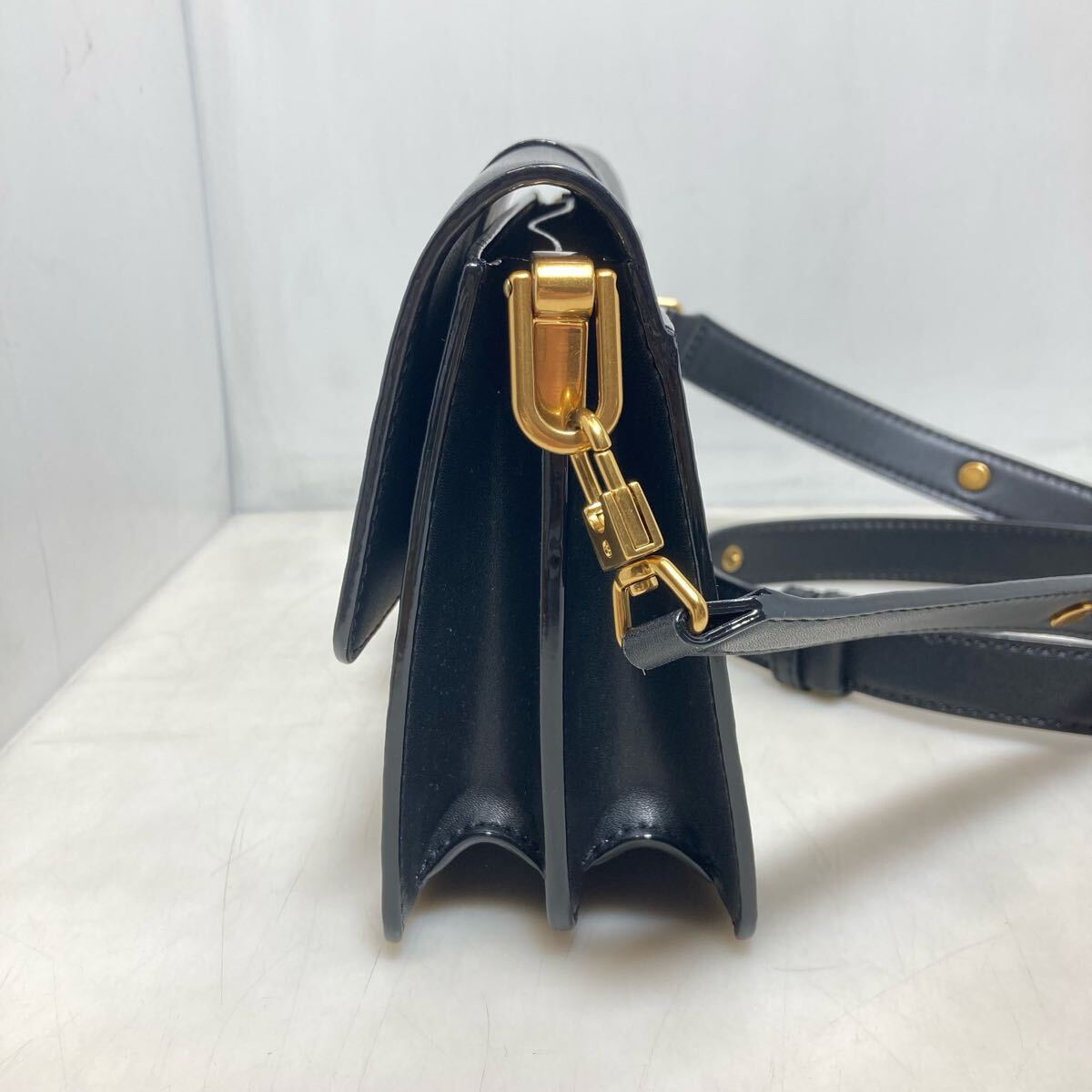 54-20 美品 チャールズアンドキース ショルダーバッグ フェイクレザー ブラック