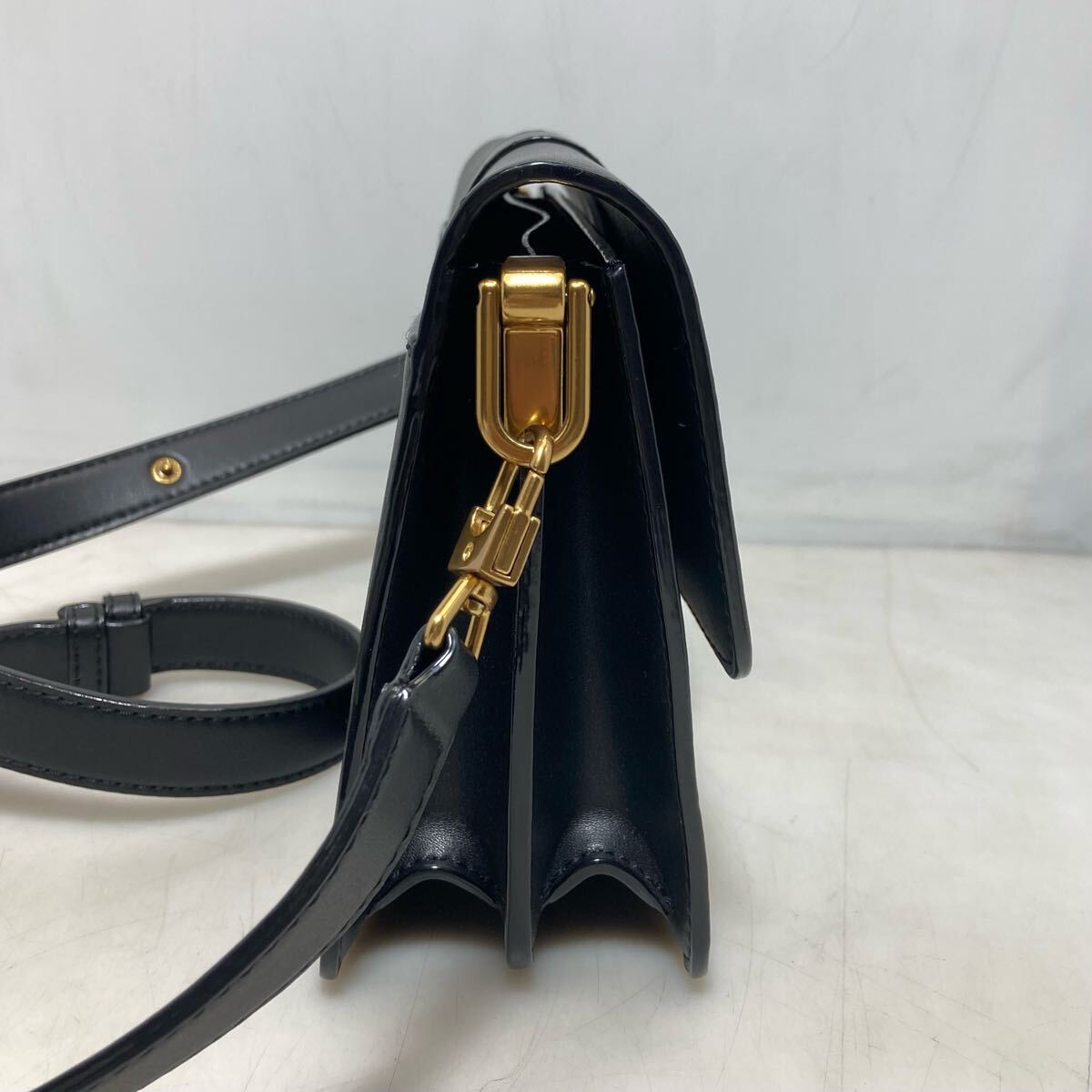 54-20 美品 チャールズアンドキース ショルダーバッグ フェイクレザー ブラック