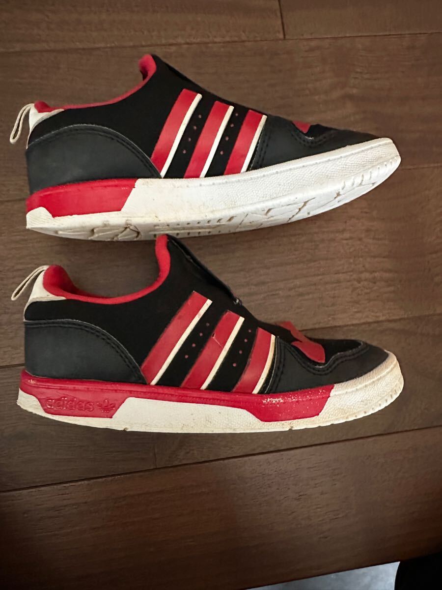  送料無料　adidas アディダス 17cm 17.5cm ライバルリー ロー キッズ　スニーカー　スリッポン　ブラック　レッド　 子供用靴