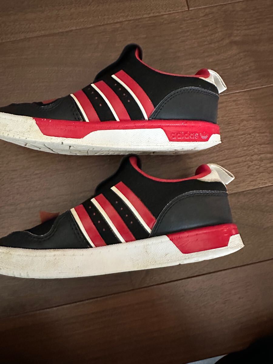  送料無料　adidas アディダス 17cm 17.5cm ライバルリー ロー キッズ　スニーカー　スリッポン　ブラック　レッド　 子供用靴