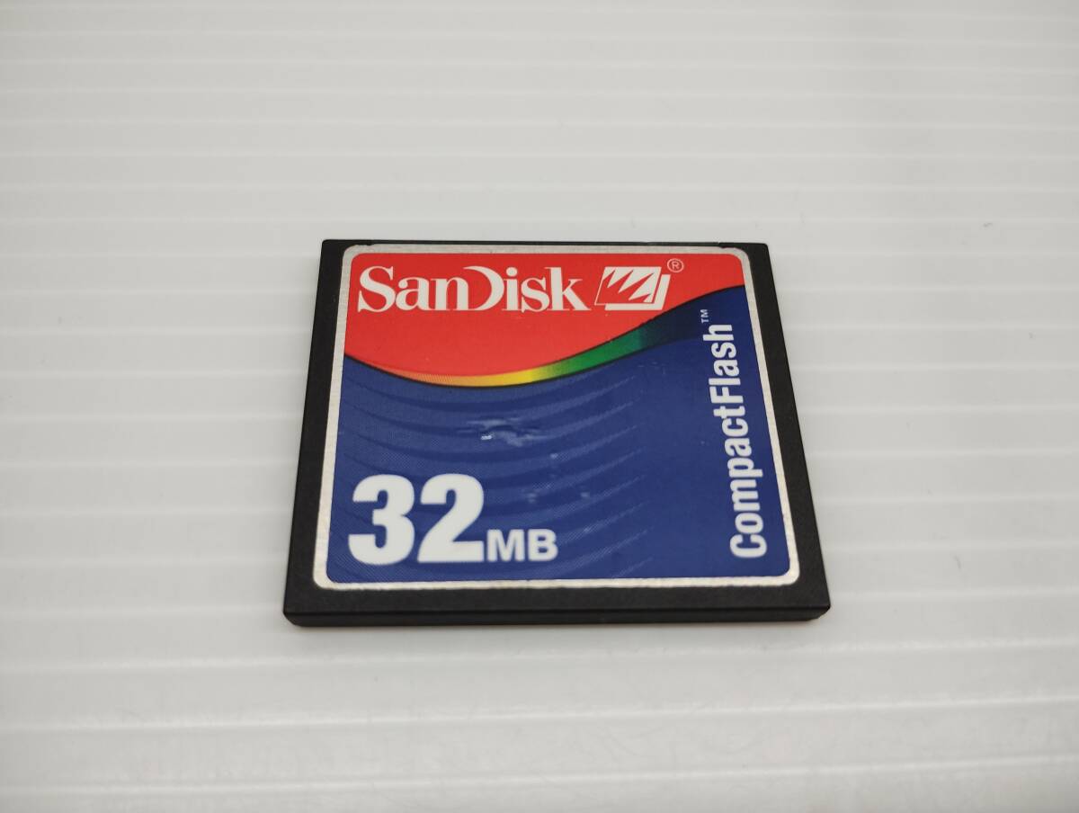 表面にちょいダメージ有り　32MB　メガバイト　SanDisk　CFカード　コンパクトフラッシュカード　フォーマット済み　メモリーカード