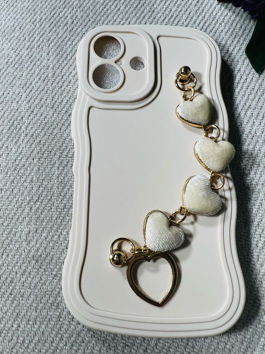 iPhone16用 かわいい スマホケース ハートデコレーションハンドストラップ ベージュ _画像5