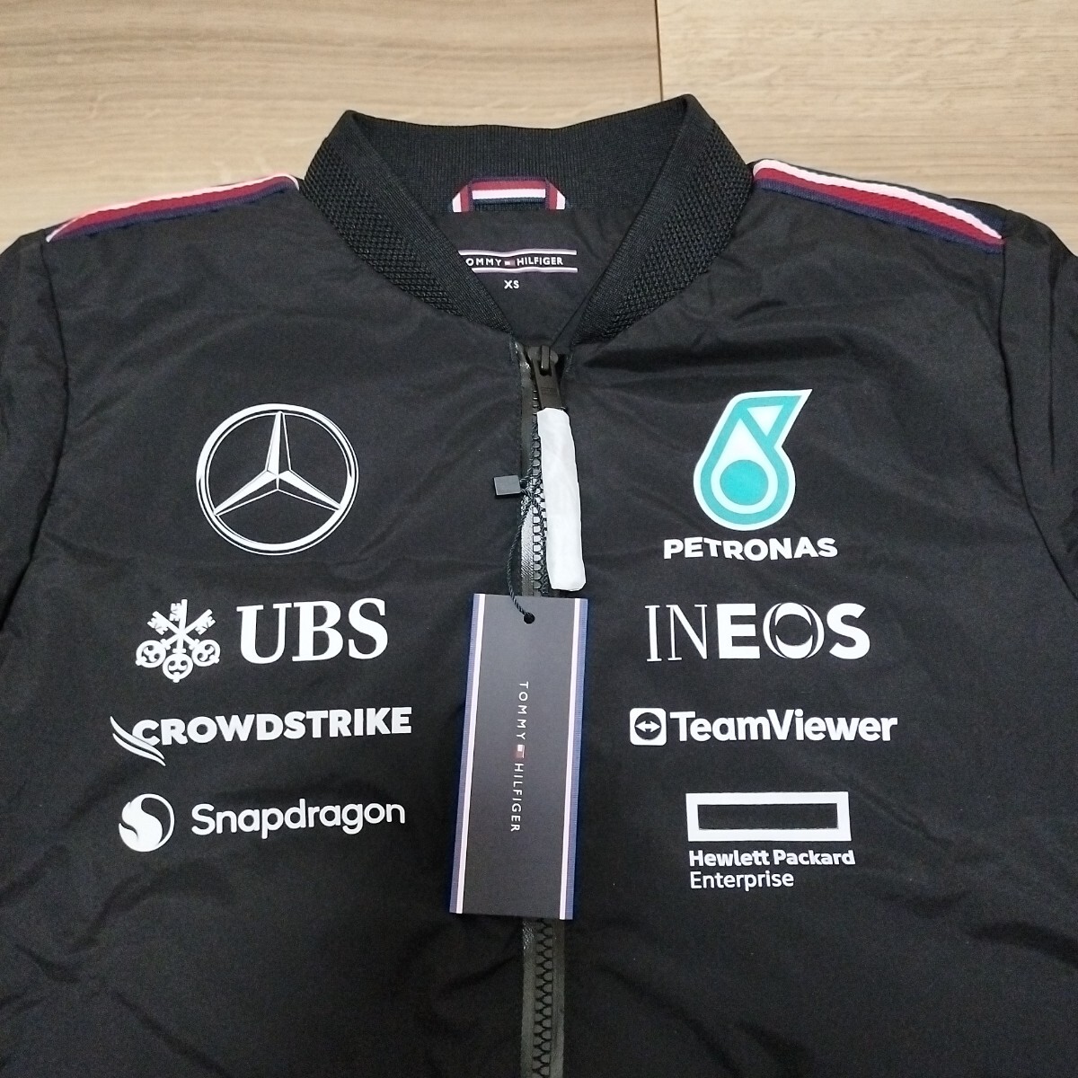 2024メルセデスAMGペトロナスF1 チーム支給品 パッファジャケットレディースXSサイズ 新品 非売品 TOMMY HILFIGER ハミルトン ラッセル 