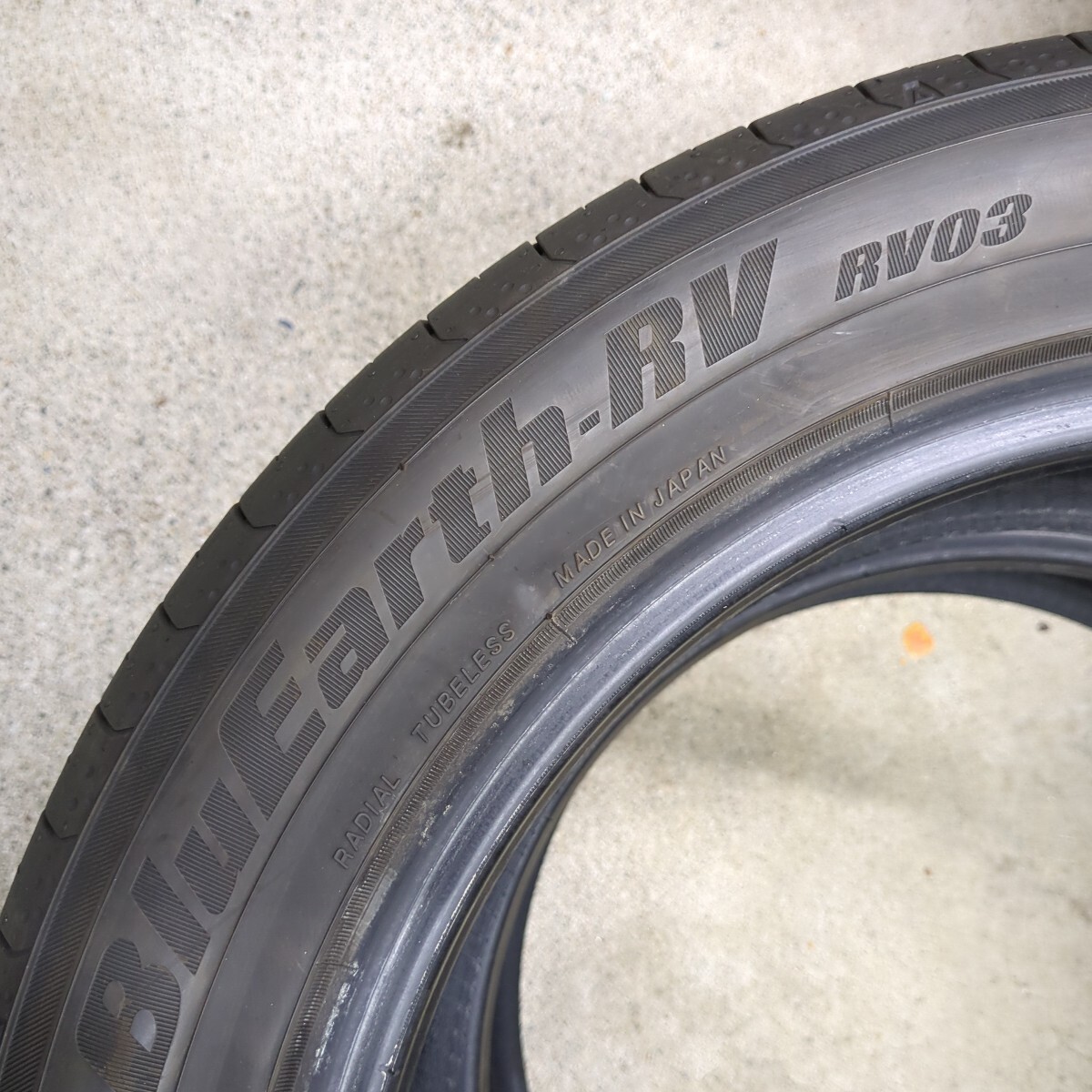 165☆4本 2024年製 約8.5分山 215/55R17 ヨコハマ ブルーアース RV03 _画像4
