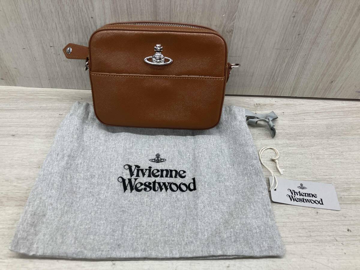 через год VIVIENNE WESTWOOD Vivienne Westwood сумка на плечо SAFFIANO CAMERA BAG/43030064-41214D401 SS22 кожа Brown через год VIVIENNE WESTWOOD Vivienne Westwood сумка на плечо SAFFIANO CAMERA BAG/43030064-41214D401 SS22 кожа Brown