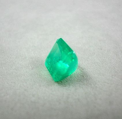 エメラルド　ルース　スクエアカット　大粒１.８５ｃｔ　明るめグリーン　外し石　ヴィンテージ古いお品