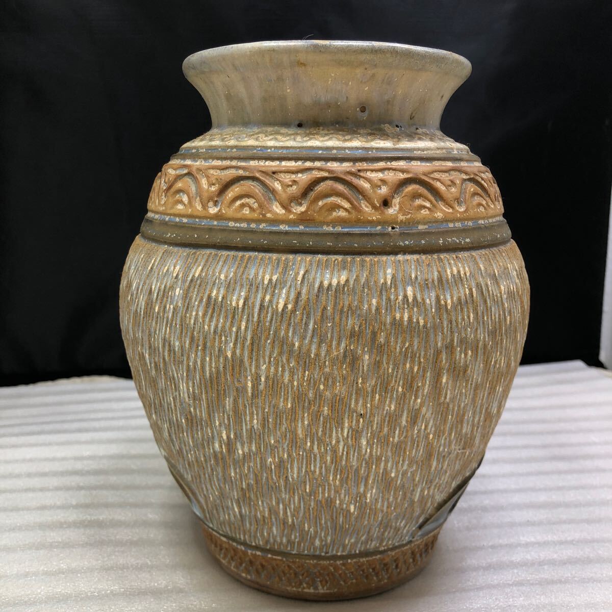 茶色い龍彫刻の陶器花瓶