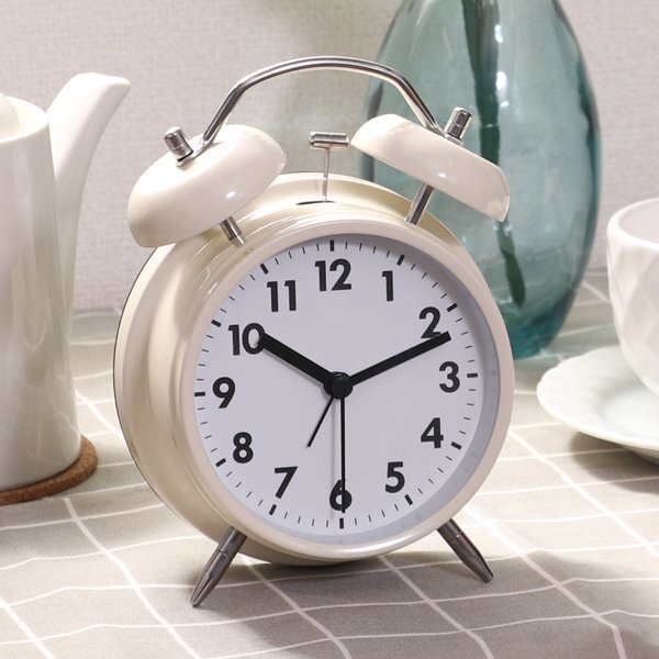 目覚まし時(shí)計(jì) アナログ 置き 卓上 おしゃれ ベル 卓上 連続秒針 レトロ 小型 プレゼント 送料無(wú)料 7M◇ ベル置時(shí)計(jì):アイボリー