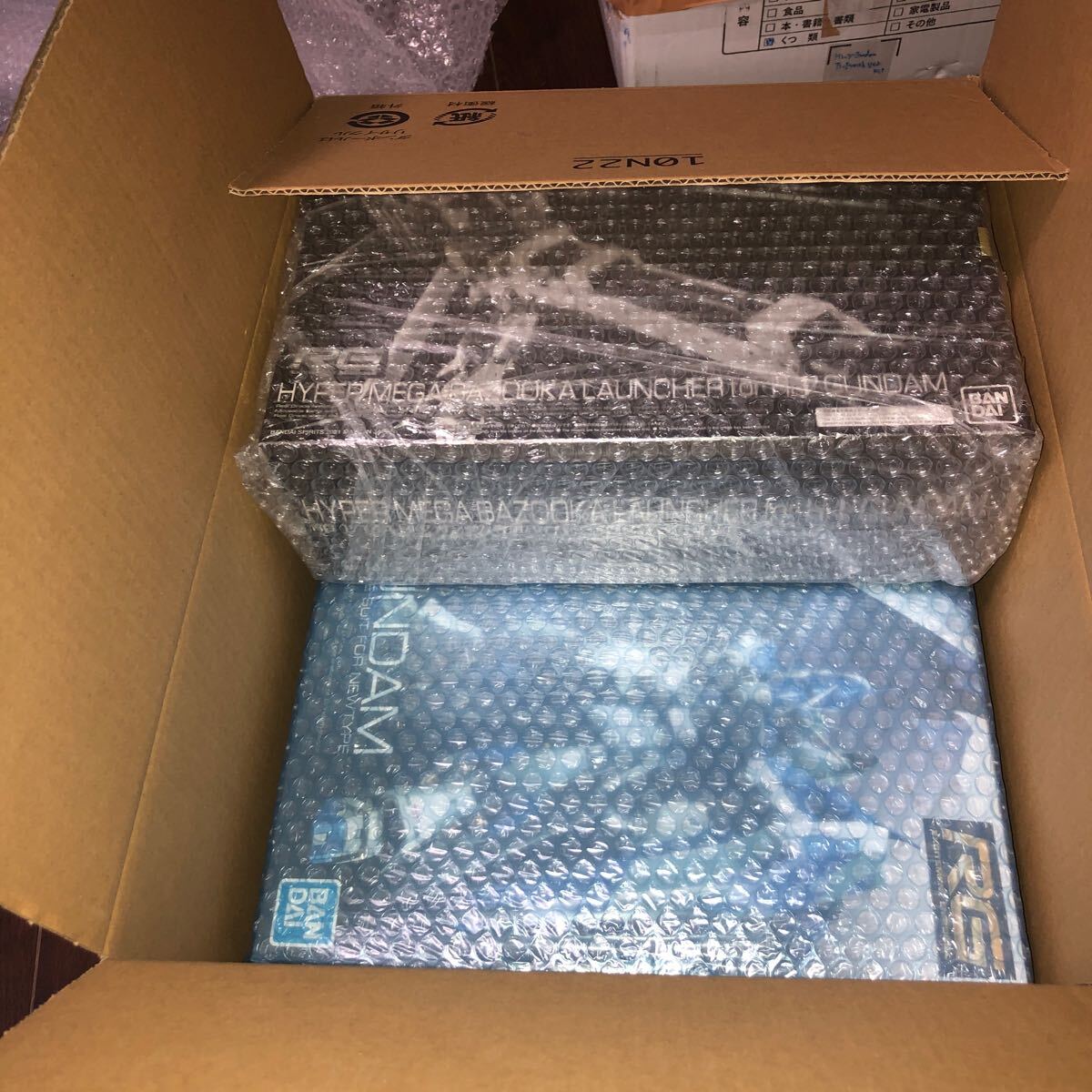 段ボールに入れて発送します