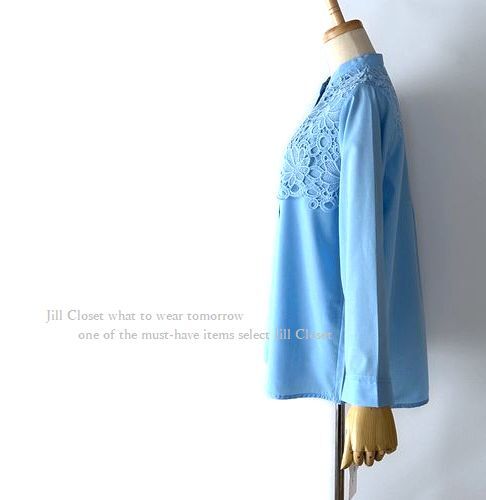 新品【送料185円】綺麗なスカラップレース重ねがエレガント?通勤オフィス対応◎ノーカラー 前開きボタンブラウス4318.saxb