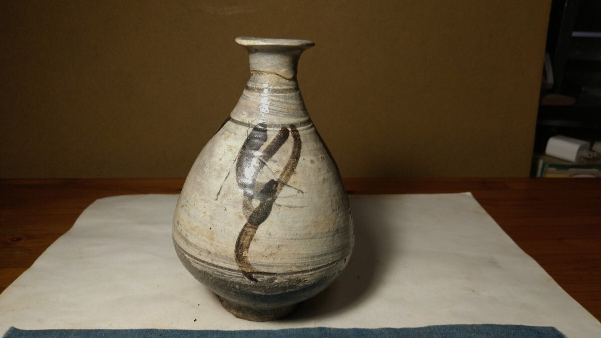 【哲】【特別出品】酒器サイズの李朝鶏龍山絵刷毛目羽衣手徳利（李朝前期）