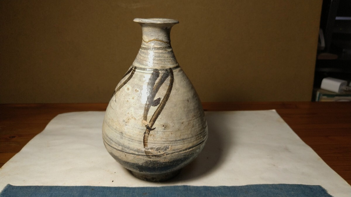 【哲】【特別出品】酒器サイズの李朝鶏龍山絵刷毛目羽衣手徳利（李朝前期）