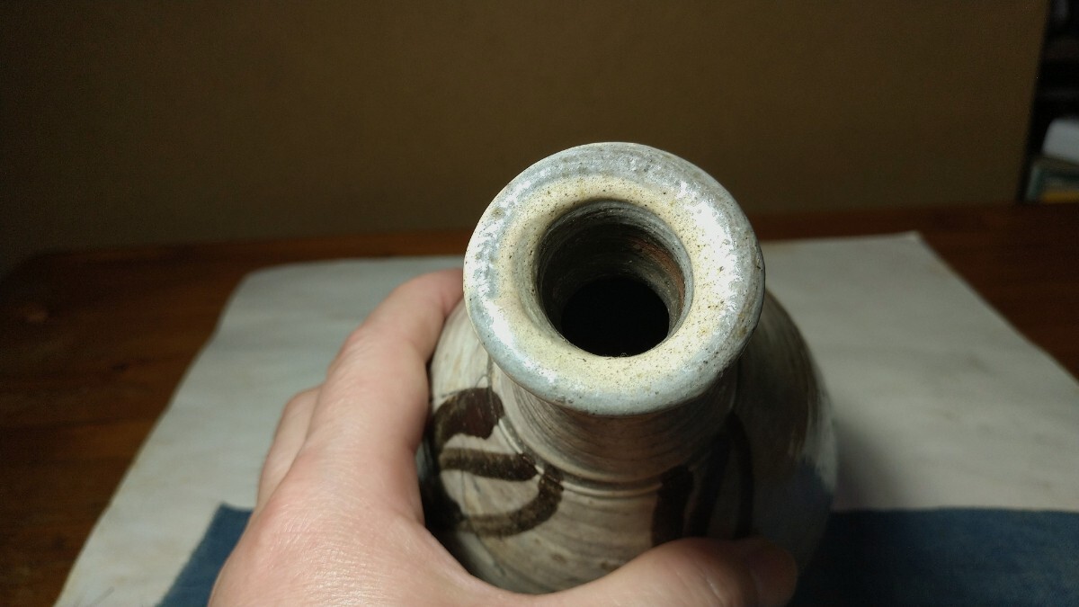 【哲】【特別出品】酒器サイズの李朝鶏龍山絵刷毛目羽衣手徳利（李朝前期）