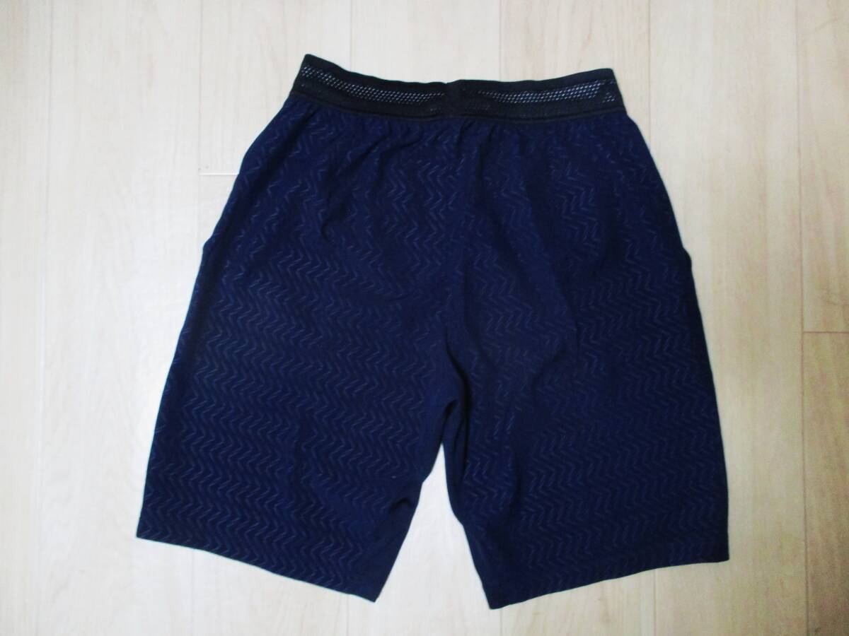 美品?ヨネックスVery cool?ハーフパンツ?柄×紺色?サイズM
