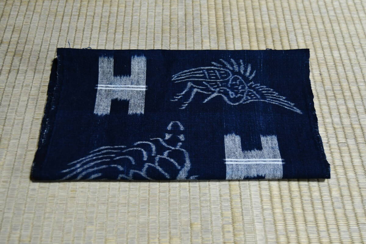 269 古布、絣、富士に鶴、亀、幅、54x83センチの額入りです。 古布 山陰絵絣 倉吉絣 鶴亀に幾何文 枯れ藍 160cm 美品 アート