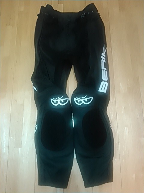 未使用品/2024モデル/BERIK/BLACK/10126/サイズ/52/L～XL/定価90000円/サーキット/レザーパンツ/ツーリング/峠/ジムカーナ/革ツナギの下