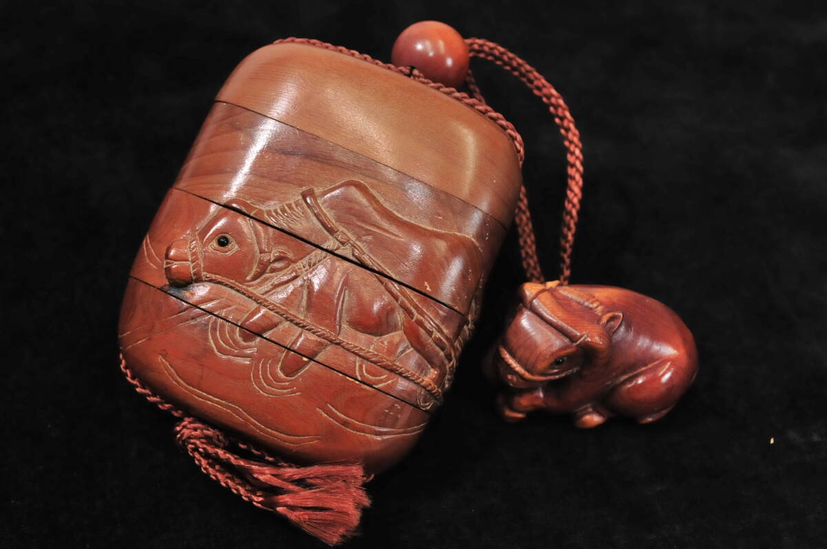 　【印籠】　唐木印籠　銘：日昇　田植風景彫　牛根付　提げ物　03403072-5