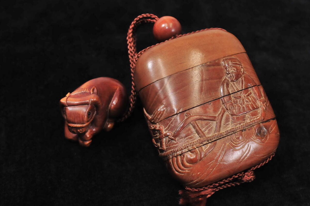 　【印籠】　唐木印籠　銘：日昇　田植風景彫　牛根付　提げ物　03403072-5