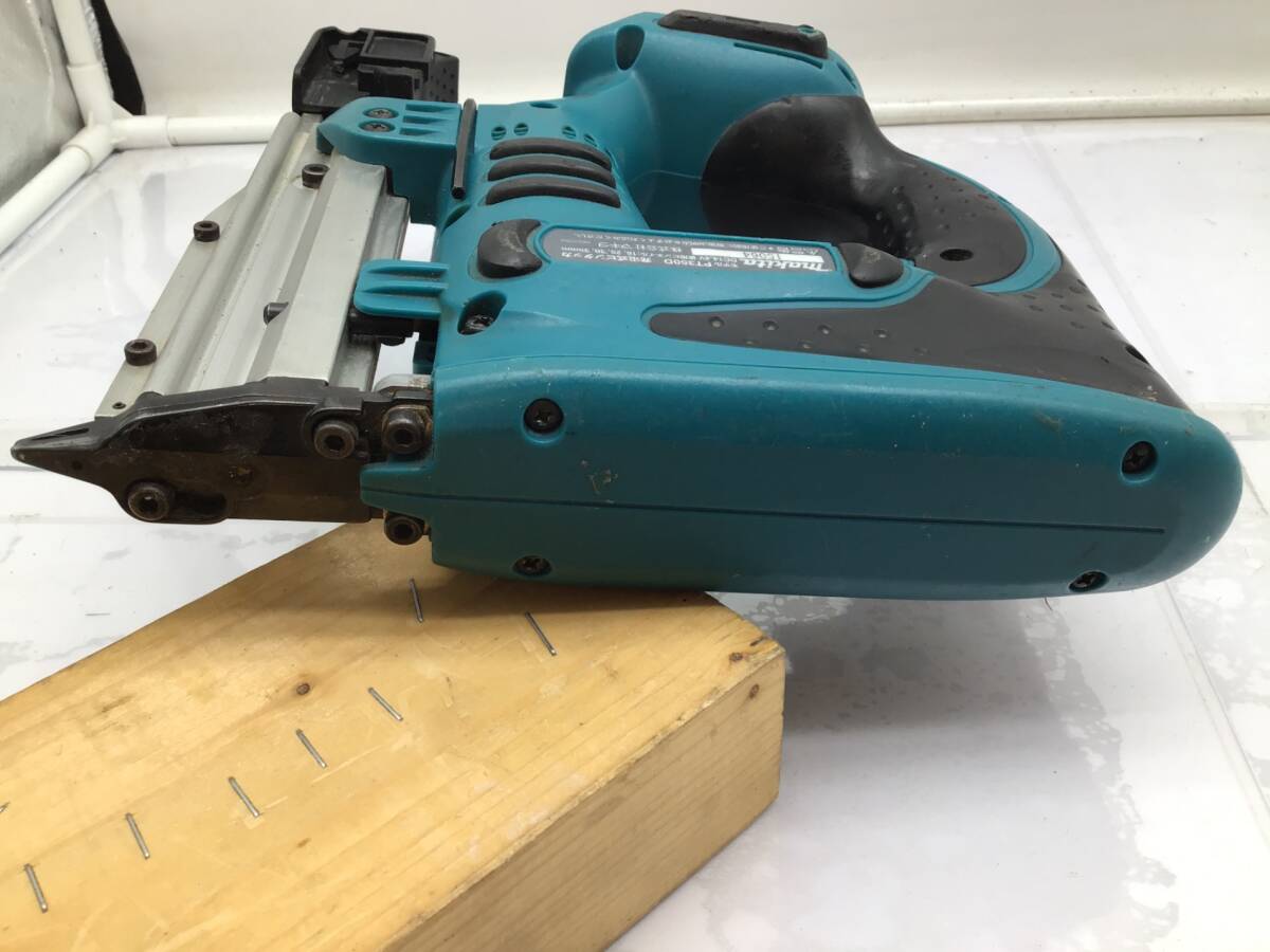 【中古品】☆Makita/マキタ 14.4v35mm充電式ピンタッカ PT350DZ [IT27BLORP7SI][Y01]
