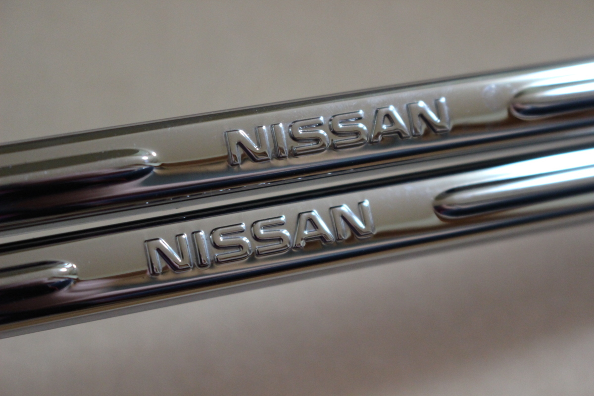 清掃済み■NISSAN日産純正OP■シルバーメッキナンバーフレーム■サクラ?リーフ?ノート?キックス?ルークス?セレナ等■2枚