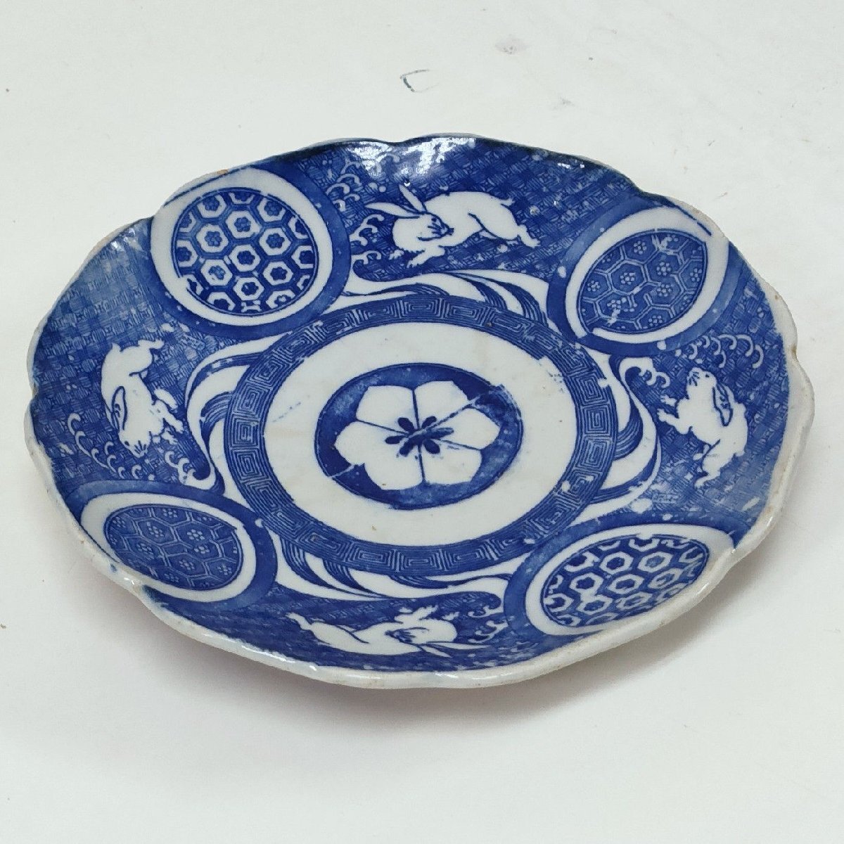 ☆古伊萬(wàn)里 古い波兎図印判皿 印判手 時(shí)代 兎 直徑約23.5cm 里面小槌柄 跳ね兎　