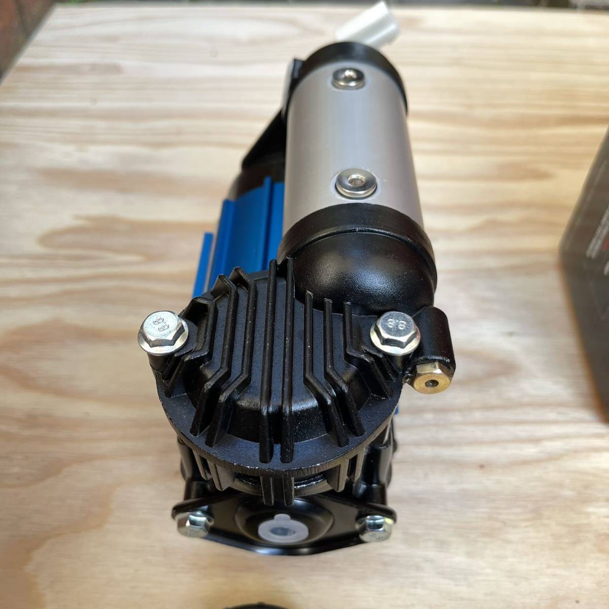 コンプレッサー エアコンプレッサー 12V エアロッカー タイヤインフレーター エアチューブ徑5mm ジムニー JIMNY JA JB HF社 送料無料 新品
