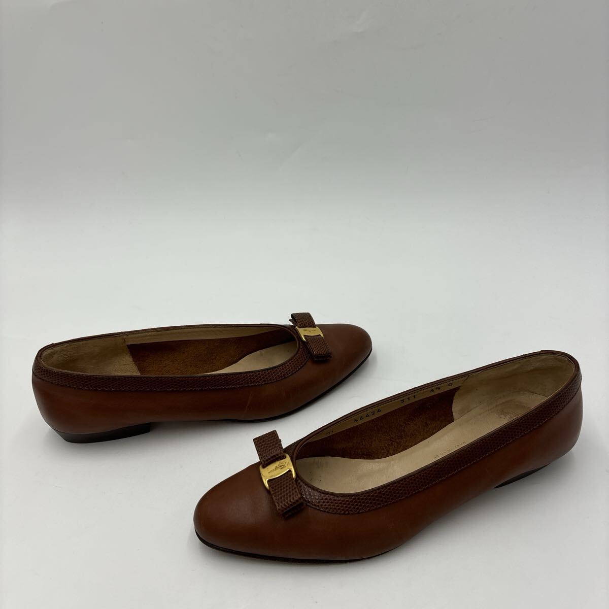 M ＊ イタリア制 '高級婦人靴' Salvatore Ferragamo サルヴァトーレフェラガモ 本革 ヴァラリボン / フラット パンプス 6.5C 23.5cm
