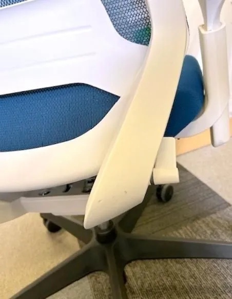 コクヨ　デュオラチェア　ハイバック　可動肘　プルシアンブルー　デスクチェア　中古チェア　OAチェア　在宅　テレワーク