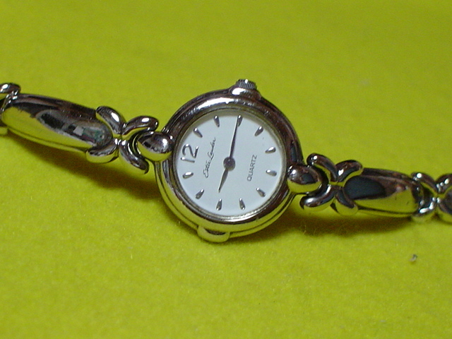 ESTEE LAUDER женский наручные часы белый тонкий JAPAN разряженная батарея 