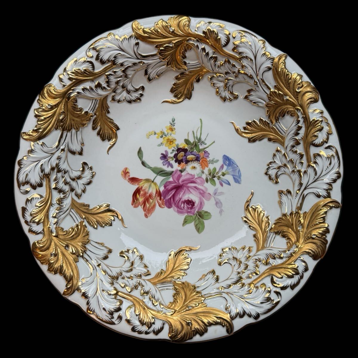 金彩飾り Meissen マイセン 小花リーフレリーフ　西洋 時代物 皿金彩 花絵皿 クロスソードマーク付 ドイツ高級磁器 美品　青い交差剣　
