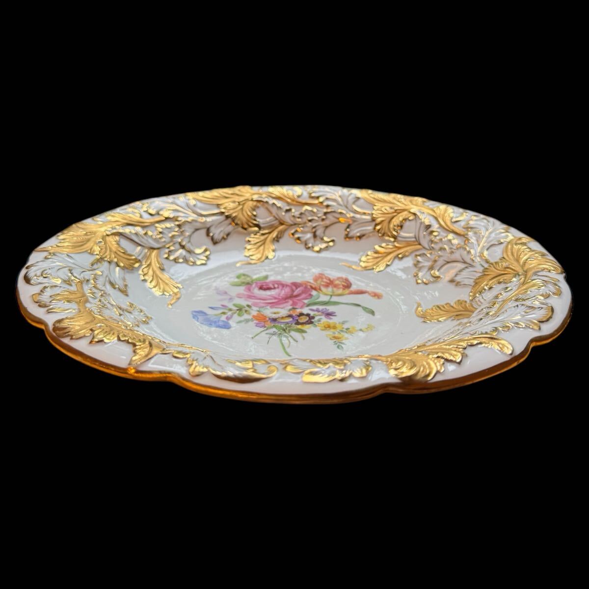 金彩飾り Meissen マイセン 小花リーフレリーフ　西洋 時代物 皿金彩 花絵皿 クロスソードマーク付 ドイツ高級磁器 美品　青い交差剣　