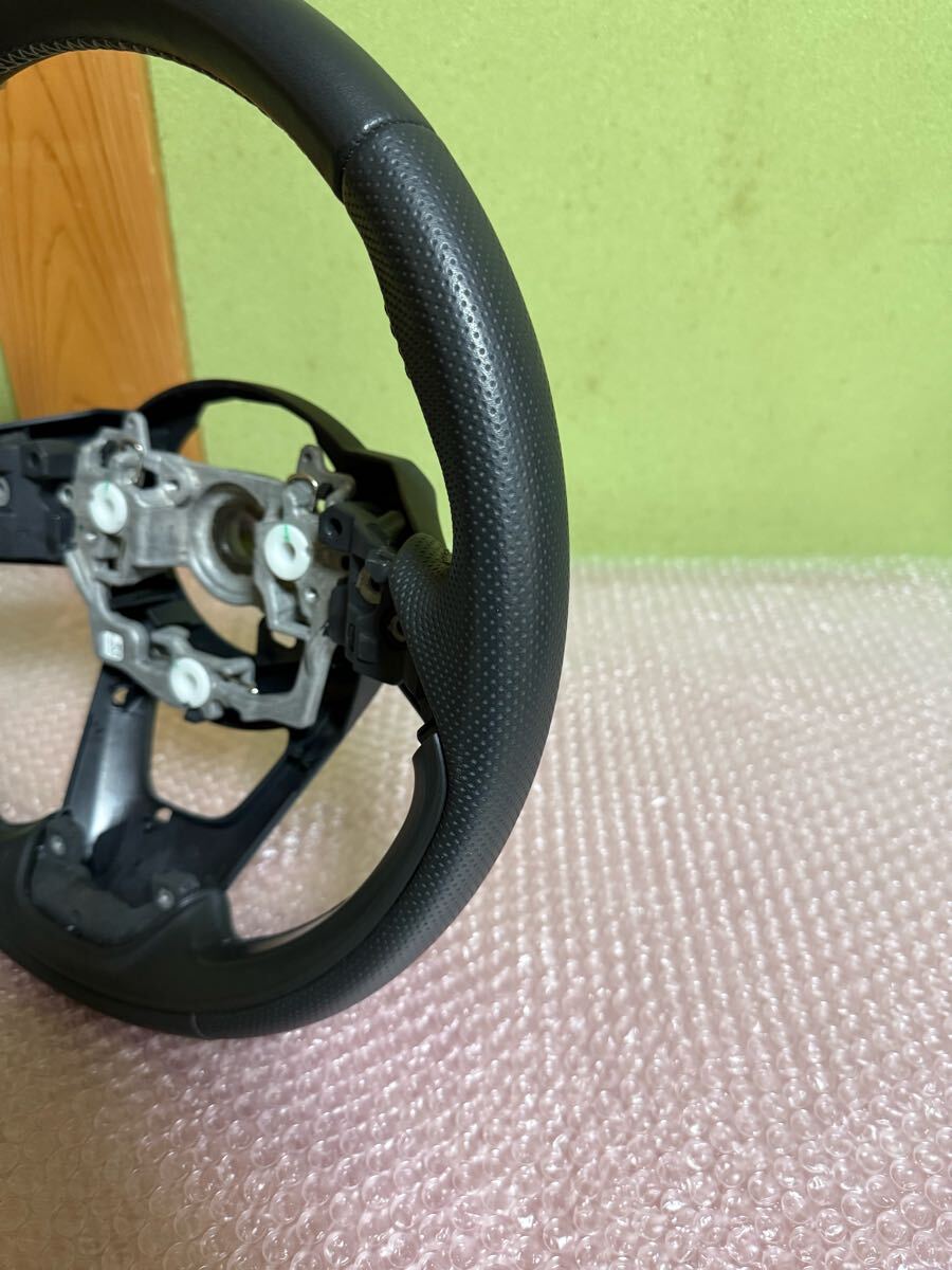 ★新車外し★トヨタ 純正 ヤリスクロス GR スポーツ レザー ステアリング ハンドル グレー シルバー ステッチ パンチング 6436038_画像2